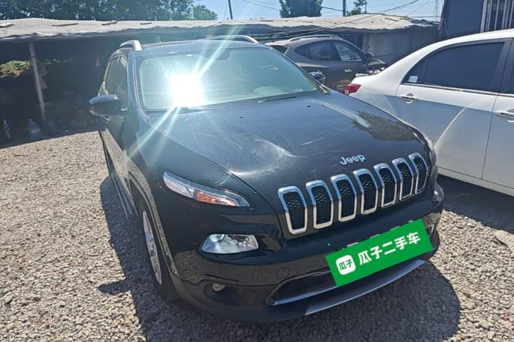 Used Jeep Cherokee 2017 2.0L Superior Edition Front Right 45 Deg