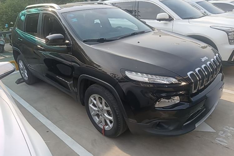 Used Jeep Cherokee 2017 2.0L Superior Edition Front Right 45 Deg