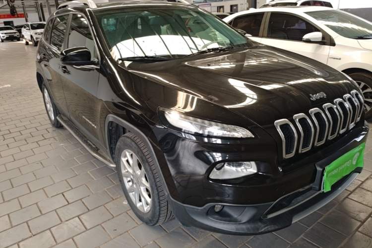 Used Jeep Cherokee 2017 2.0L Superior Edition Front Right 45 Deg