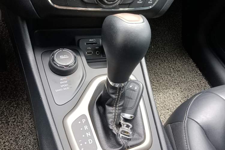 Used Jeep Cherokee 2017 2.4L Professional Edition Gear Lever