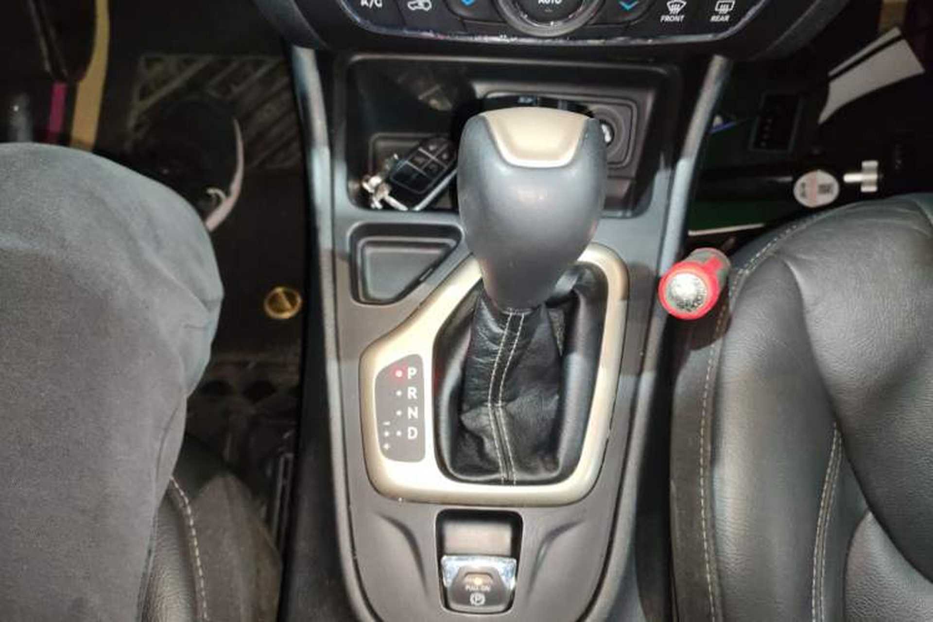 Used Jeep Cherokee 2017 2.4L Leading Edition Gear Lever