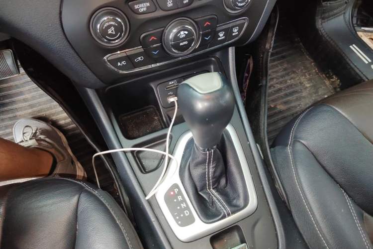 Used Jeep Cherokee 2017 2.4L Leading Edition Gear Lever