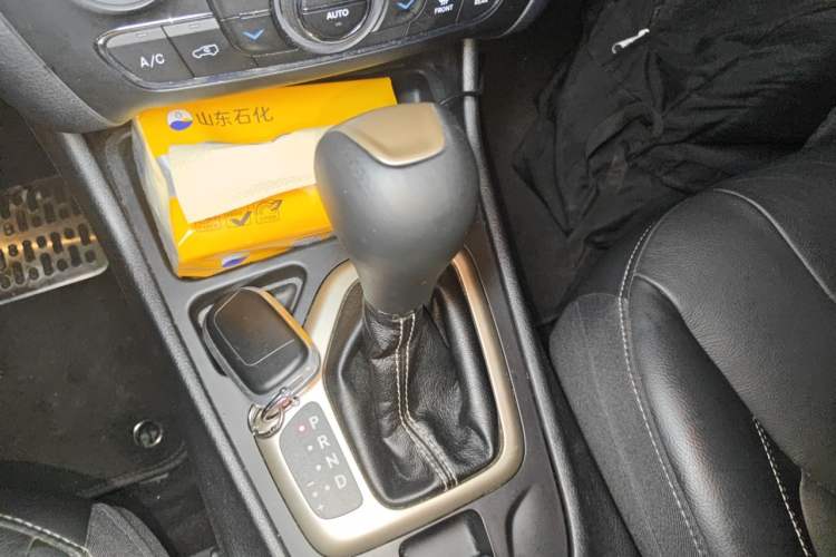 Used Jeep Cherokee 2017 2.0L Superior Edition Gear Lever
