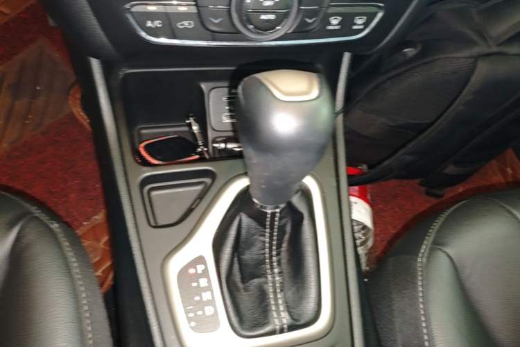 Used Jeep Cherokee 2017 2.4L Leading Edition Gear Lever