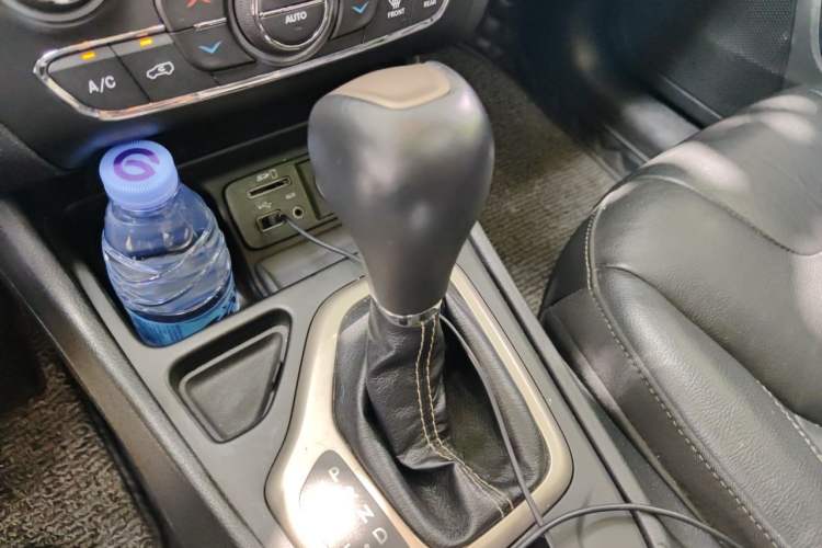 Used Jeep Cherokee 2017 2.0L Superior Edition Gear Lever