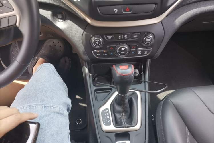 Used Jeep Cherokee 2017 2.0L Superior Edition Gear Lever