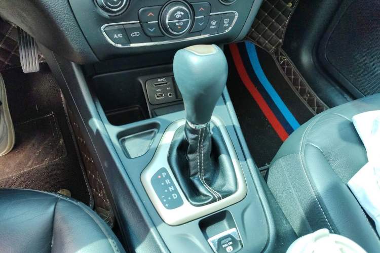 Used Jeep Cherokee 2017 2.0L Superior Edition Gear Lever