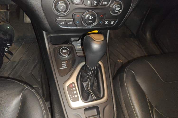 Used Jeep Cherokee 2017 2.4L Professional Edition Gear Lever