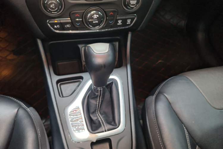 Used Jeep Cherokee 2017 2.4L Leading Edition Gear Lever