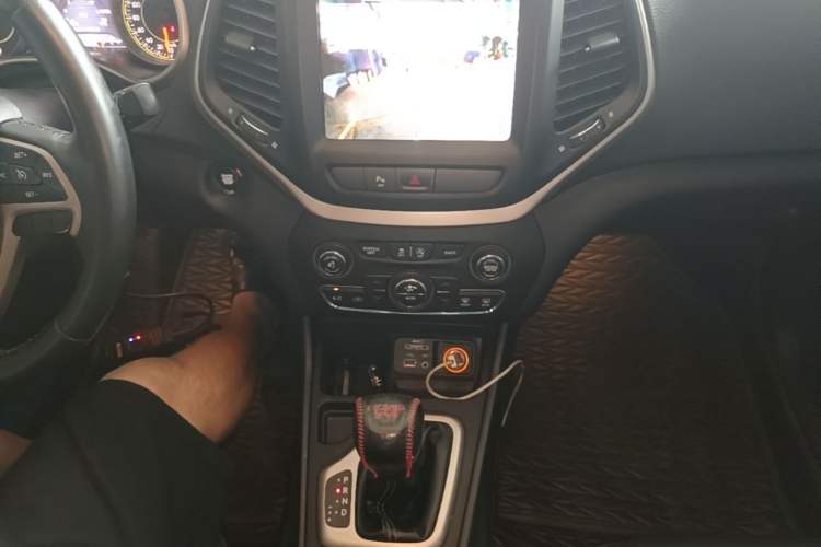 Used Jeep Cherokee 2017 2.0L Superior Edition Gear Lever