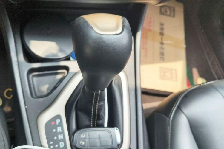 Used Jeep Cherokee 2017 2.4L Leading Edition Gear Lever
