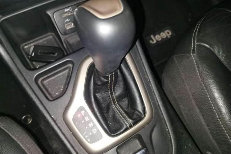 Used Jeep Cherokee 2017 2.4L Leading Edition Gear Lever