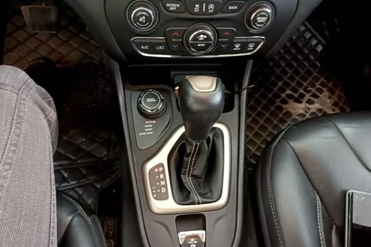 Used Jeep Cherokee 2017 2.4L Professional Edition Gear Lever