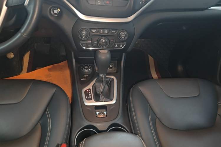 Used Jeep Cherokee 2017 2.4L Professional Edition Gear Lever