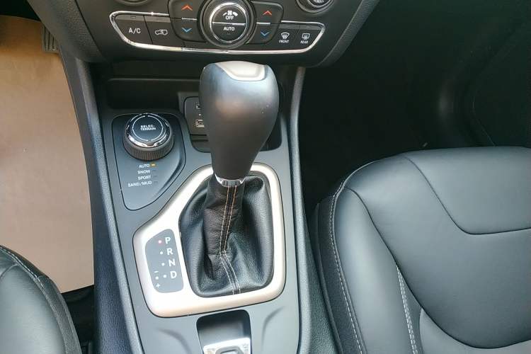 Used Jeep Cherokee 2017 2.4L Excellence Edition Gear Lever