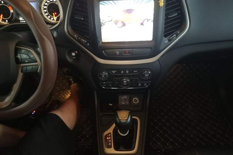 Used Jeep Cherokee 2017 2.0L Superior Edition Gear Lever