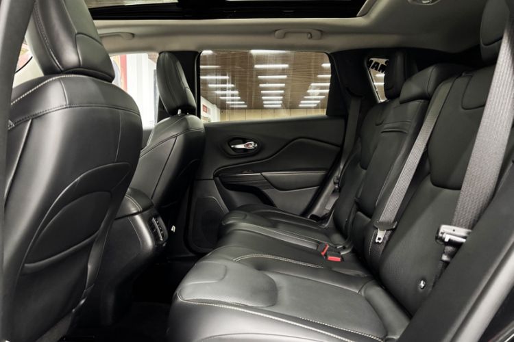 Used Jeep Cherokee 2017 2.4L Superior Edition Interior 1