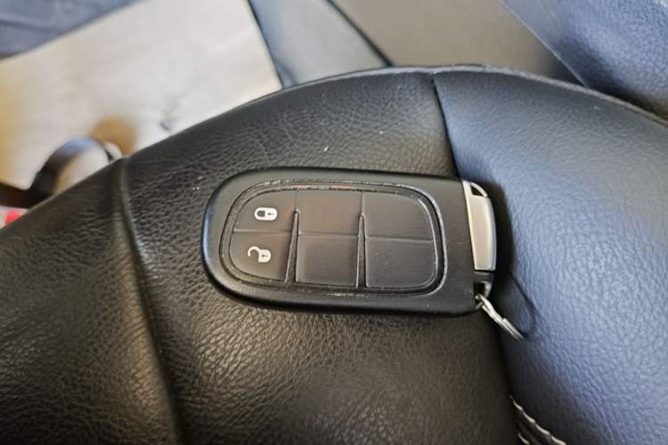 Used Jeep Cherokee 2017 2.0L Superior Edition Interior 1
