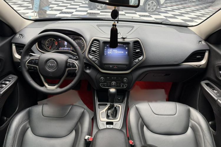 Used Jeep Cherokee 2017 2.0L Superior Edition Interior 1