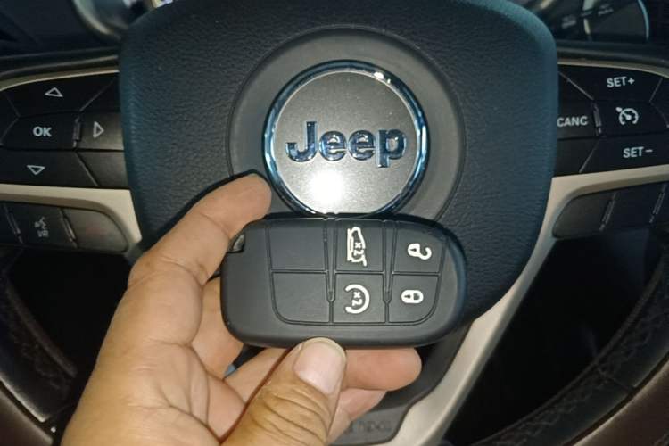 Used Jeep Cherokee 2017 2.0L Superior Edition Interior 1