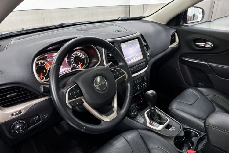 Used Jeep Cherokee 2017 2.4L Superior Edition Interior 2