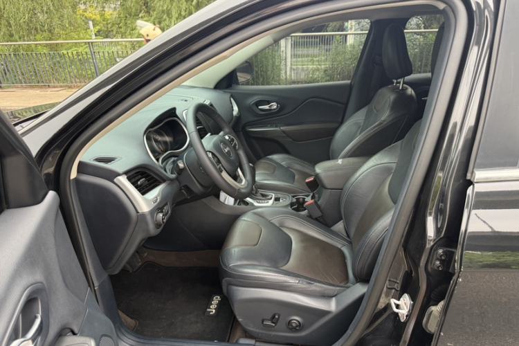 Used Jeep Cherokee 2017 2.4L Leading Smart Edition Interior 2