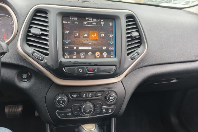Used Jeep Cherokee 2017 2.0L Superior Edition Interior 2