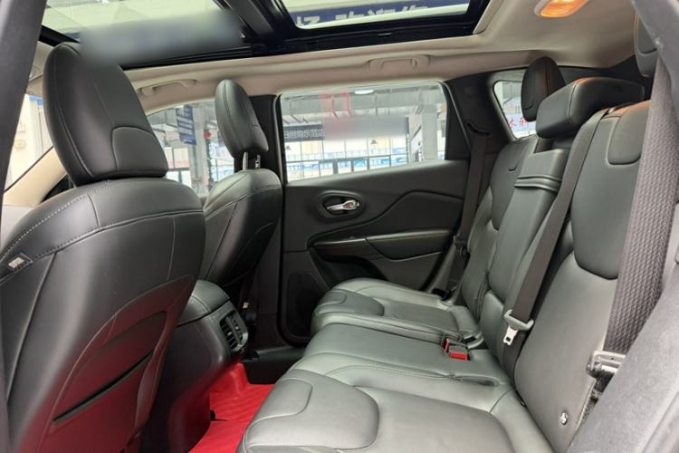 Used Jeep Cherokee 2017 2.0L Superior Edition Interior 2