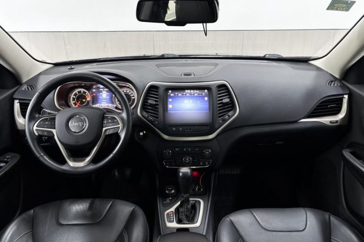 Used Jeep Cherokee 2017 2.4L Superior Edition Interior 3