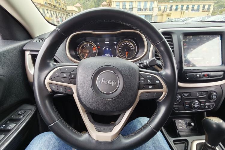 Used Jeep Cherokee 2017 2.0L Superior Edition Interior 3