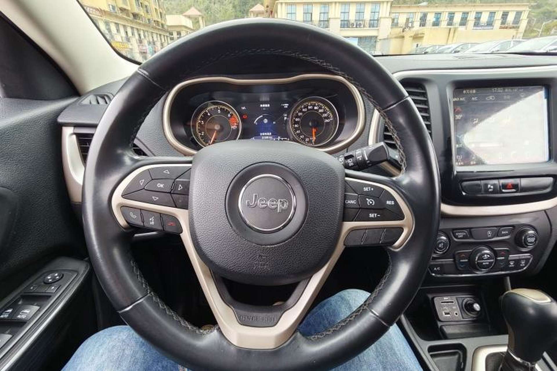 Used Jeep Cherokee 2017 2.0L Superior Edition Interior 3