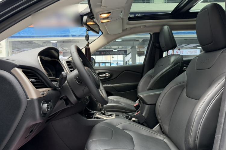 Used Jeep Cherokee 2017 2.0L Superior Edition Interior 3