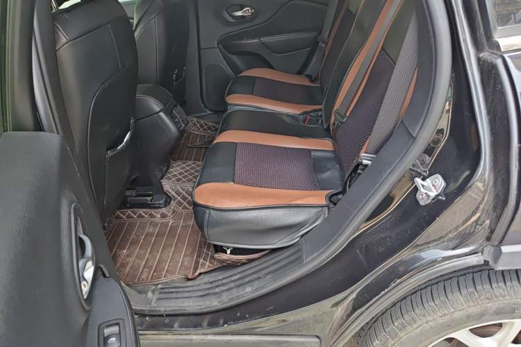 Used Jeep Cherokee 2017 2.4L Leading Edition Interior 4