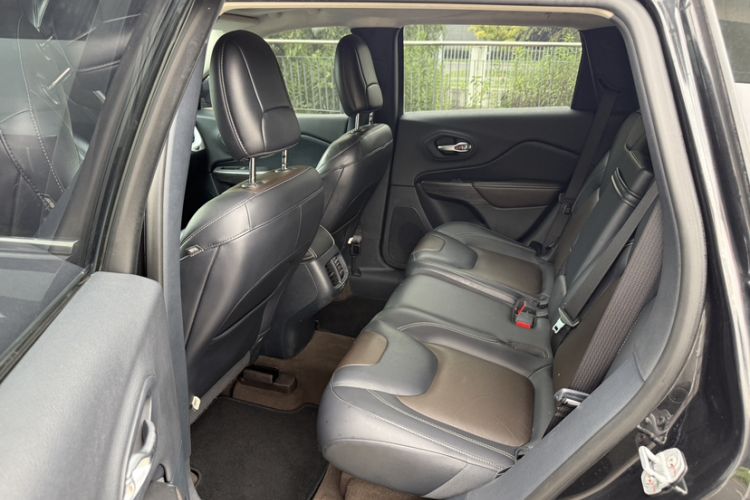 Used Jeep Cherokee 2017 2.4L Leading Smart Edition Interior 4