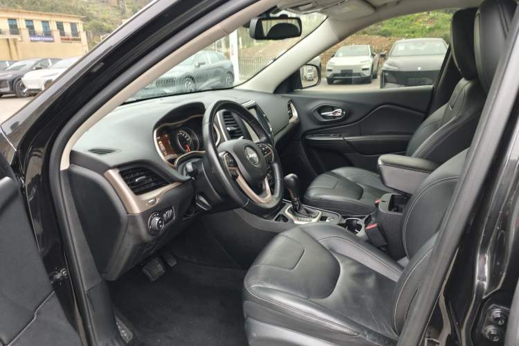 Used Jeep Cherokee 2017 2.0L Superior Edition Interior 4