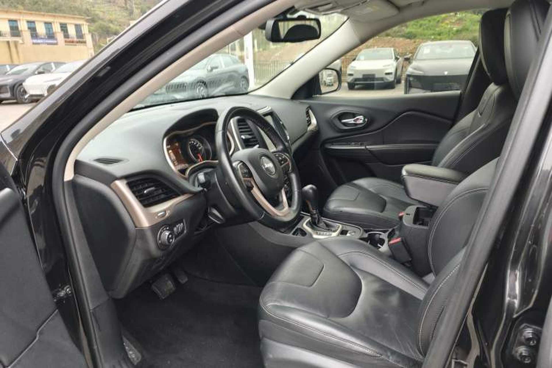 Used Jeep Cherokee 2017 2.0L Superior Edition Interior 4