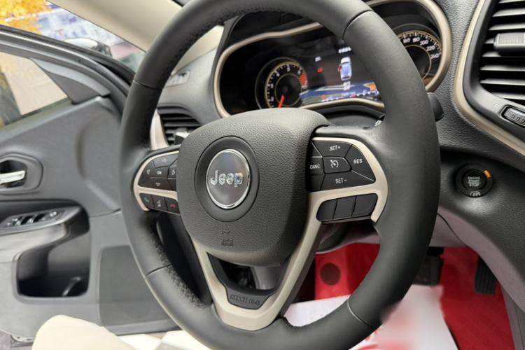 Used Jeep Cherokee 2017 2.0L Superior Edition Interior 4