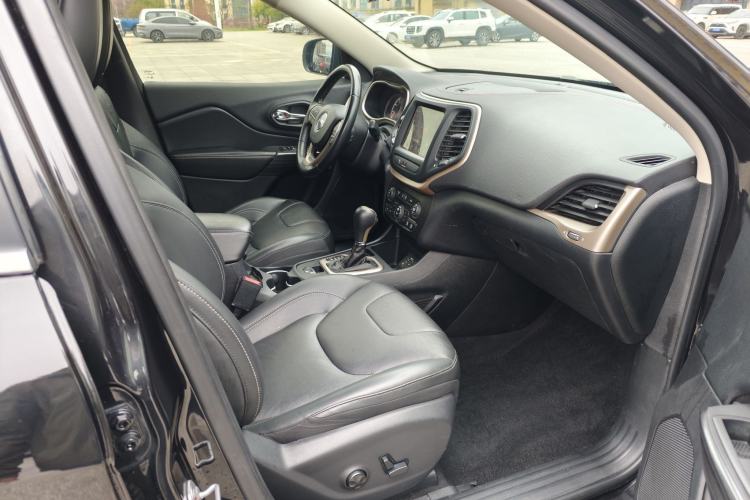 Used Jeep Cherokee 2017 2.0L Superior Edition Interior 5