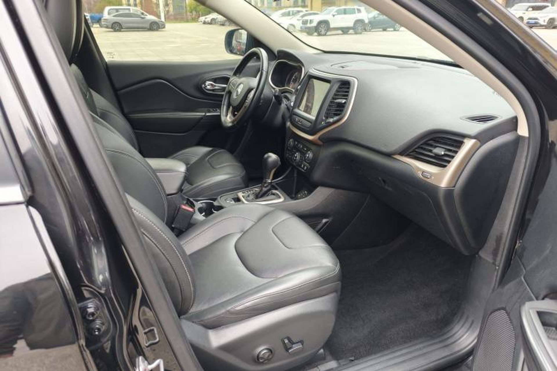 Used Jeep Cherokee 2017 2.0L Superior Edition Interior 5