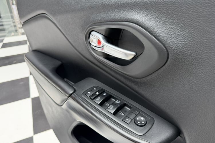 Used Jeep Cherokee 2017 2.0L Superior Edition Interior 5