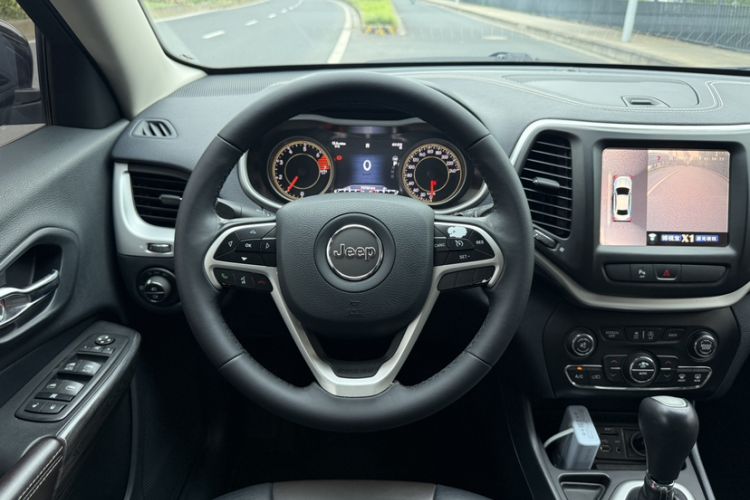 Used Jeep Cherokee 2017 2.4L Leading Smart Edition Interior 6