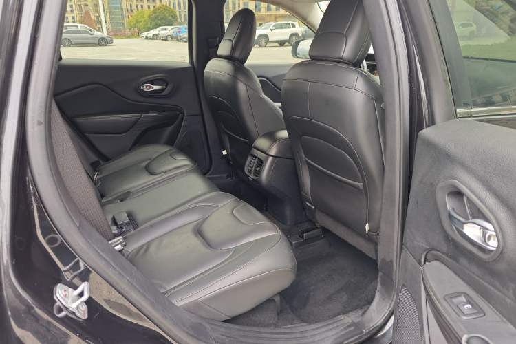 Used Jeep Cherokee 2017 2.0L Superior Edition Interior 6
