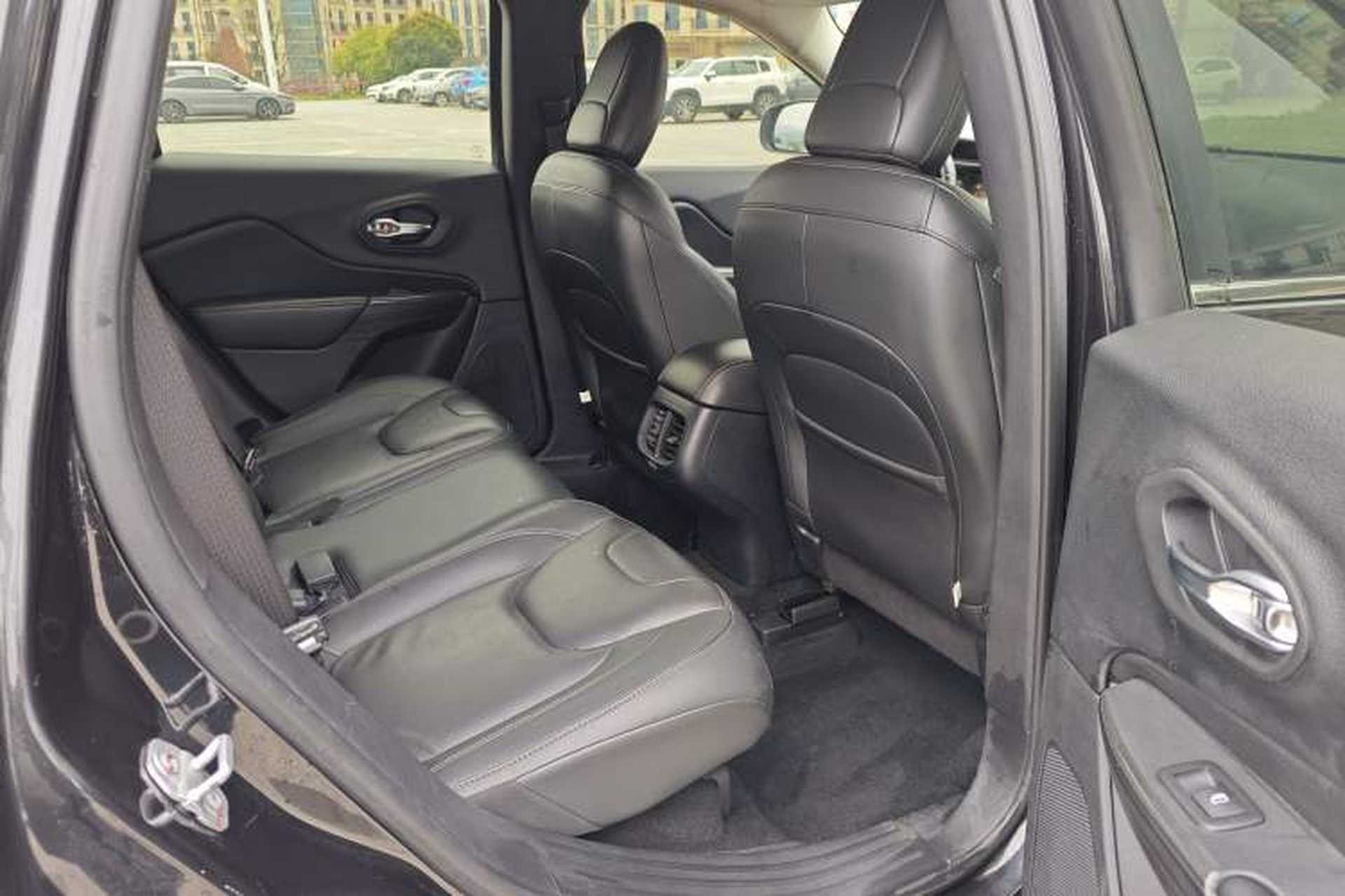 Used Jeep Cherokee 2017 2.0L Superior Edition Interior 6
