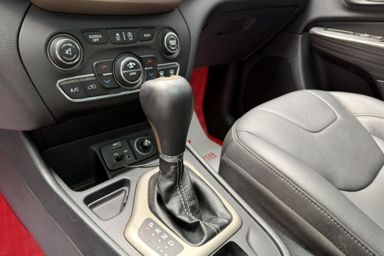 Used Jeep Cherokee 2017 2.0L Superior Edition Interior 6