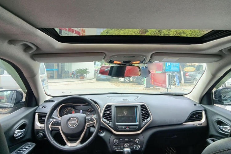 Used Jeep Cherokee 2017 2.4L Leading Smart Edition Interior 6