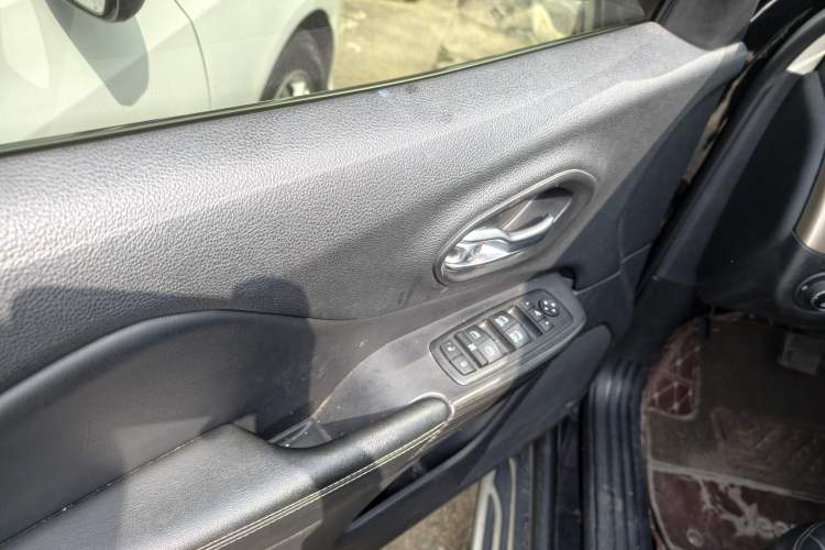 Used Jeep Cherokee 2017 2.4L Leading Edition Interior 7