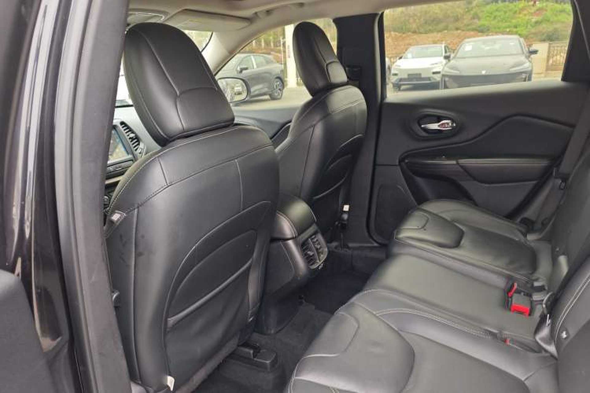 Used Jeep Cherokee 2017 2.0L Superior Edition Interior 7