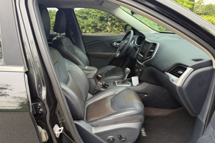 Used Jeep Cherokee 2017 2.4L Leading Smart Edition Interior 8