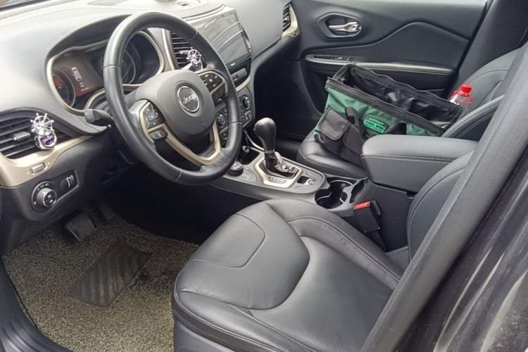Used Jeep Cherokee 2017 2.4L Professional Edition Left Front Seat
