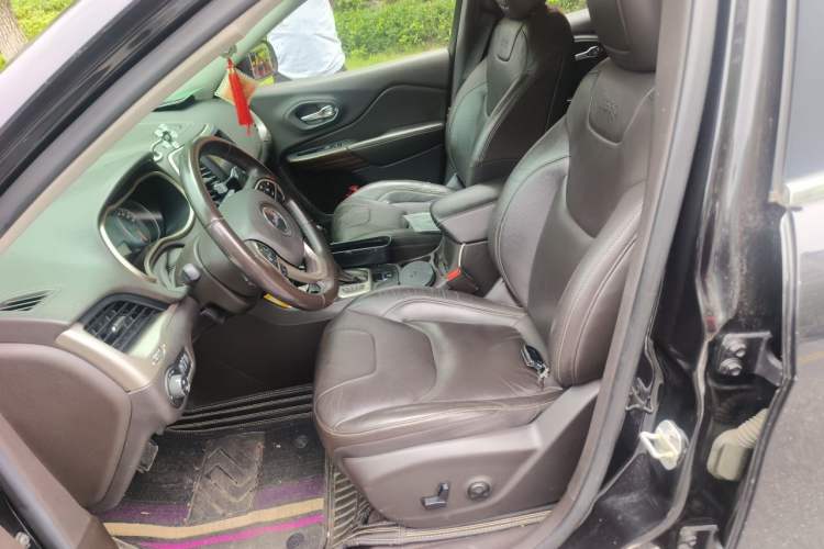 Used Jeep Cherokee 2017 2.0L Superior Edition Left Front Seat